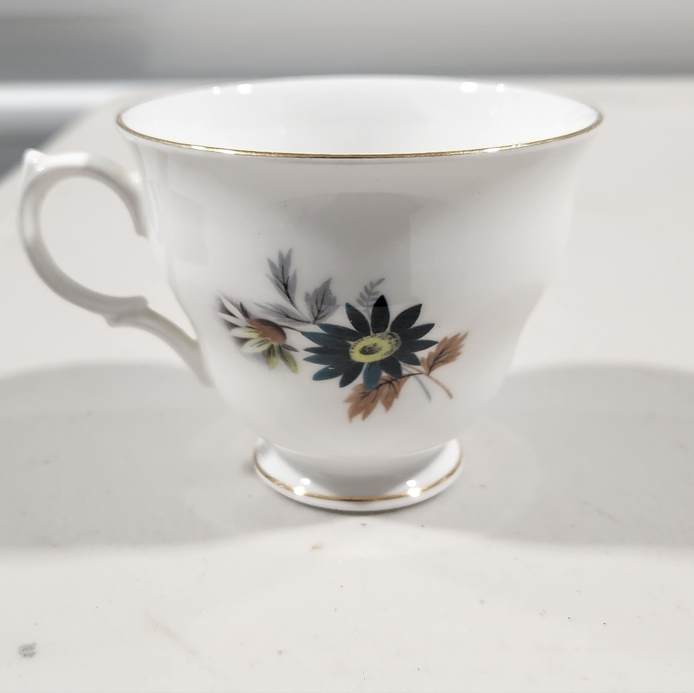 Queen Anne Bone China Teacup and Saucer with Floral Design and Gold Trim - Picture 5 of 7